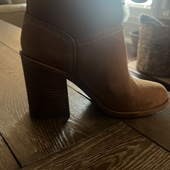 ⭐️ UGG Heeled Fur Lined Boots - Picture 4 of 5